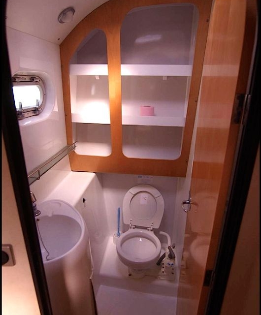 Forward starboard bathroom