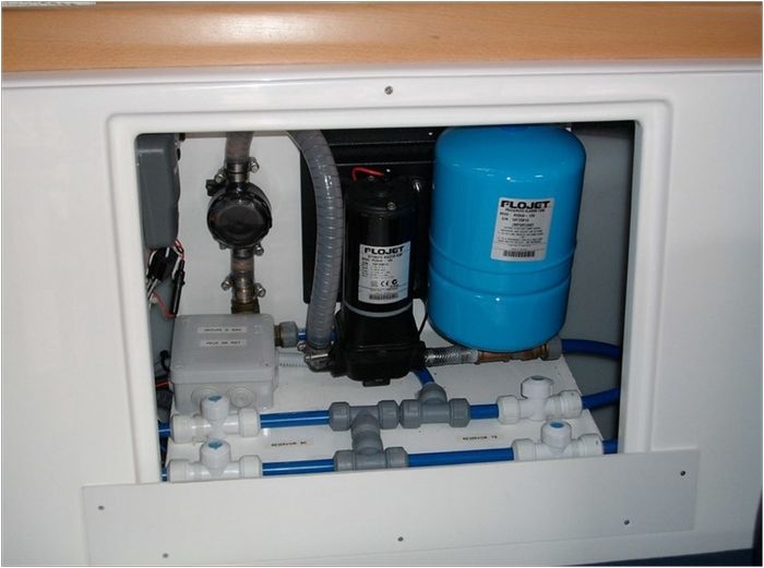 Water pump with expansion tank