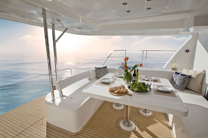 (Optional teak floor)