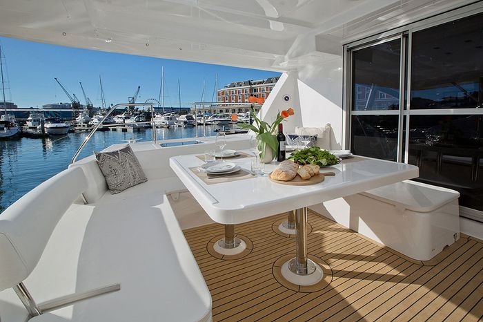(Optional teak floor)